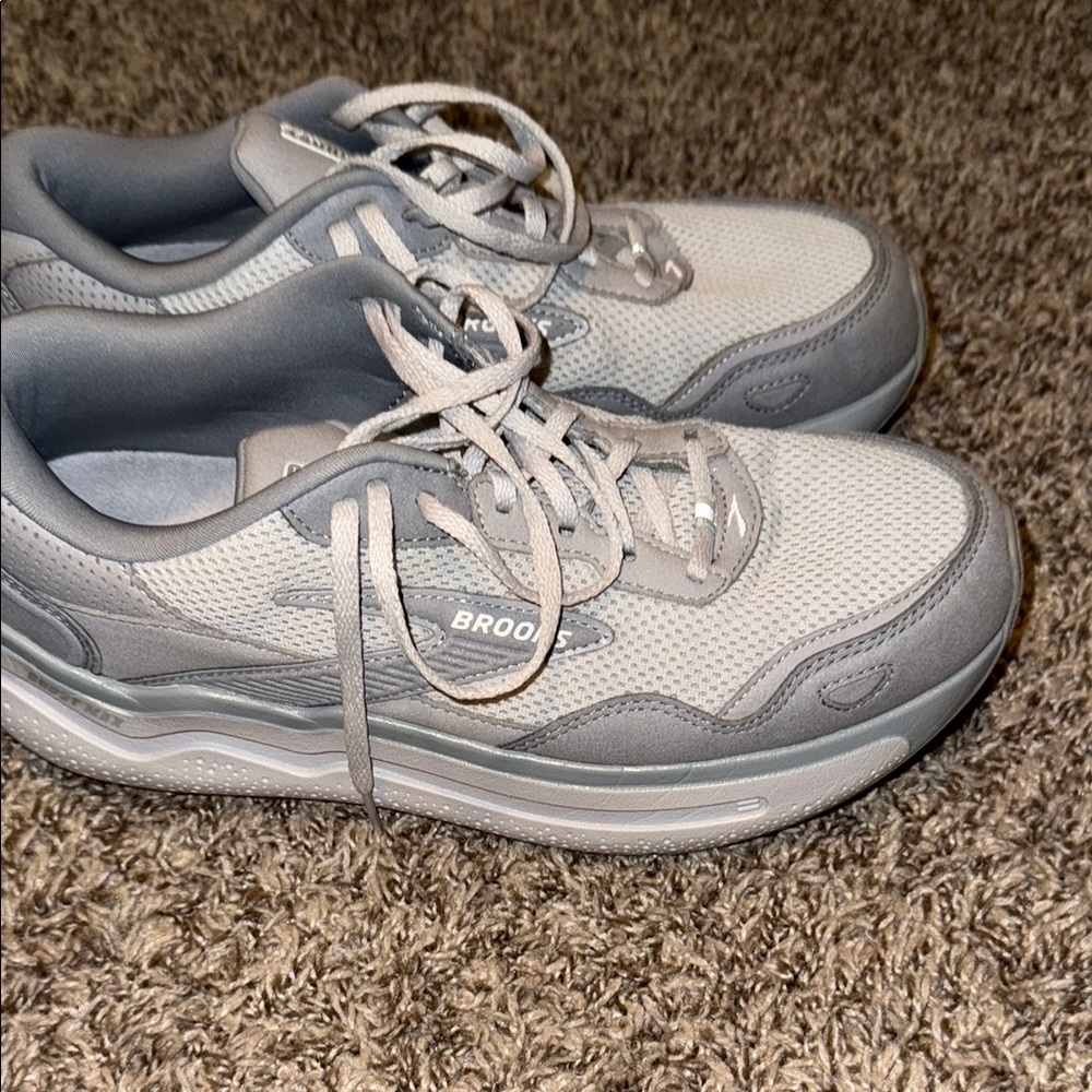 Brooks Ghost Max 2 SE
Men’s size 10